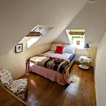 Гостевой дом Guestrooms, Rooftop With Garden, Spacious Living Room, Character And Fireplace Прага