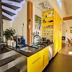 Guestrooms, Rooftop With Garden, Spacious Living Room, Character And Fireplace Гостевой дом Прага